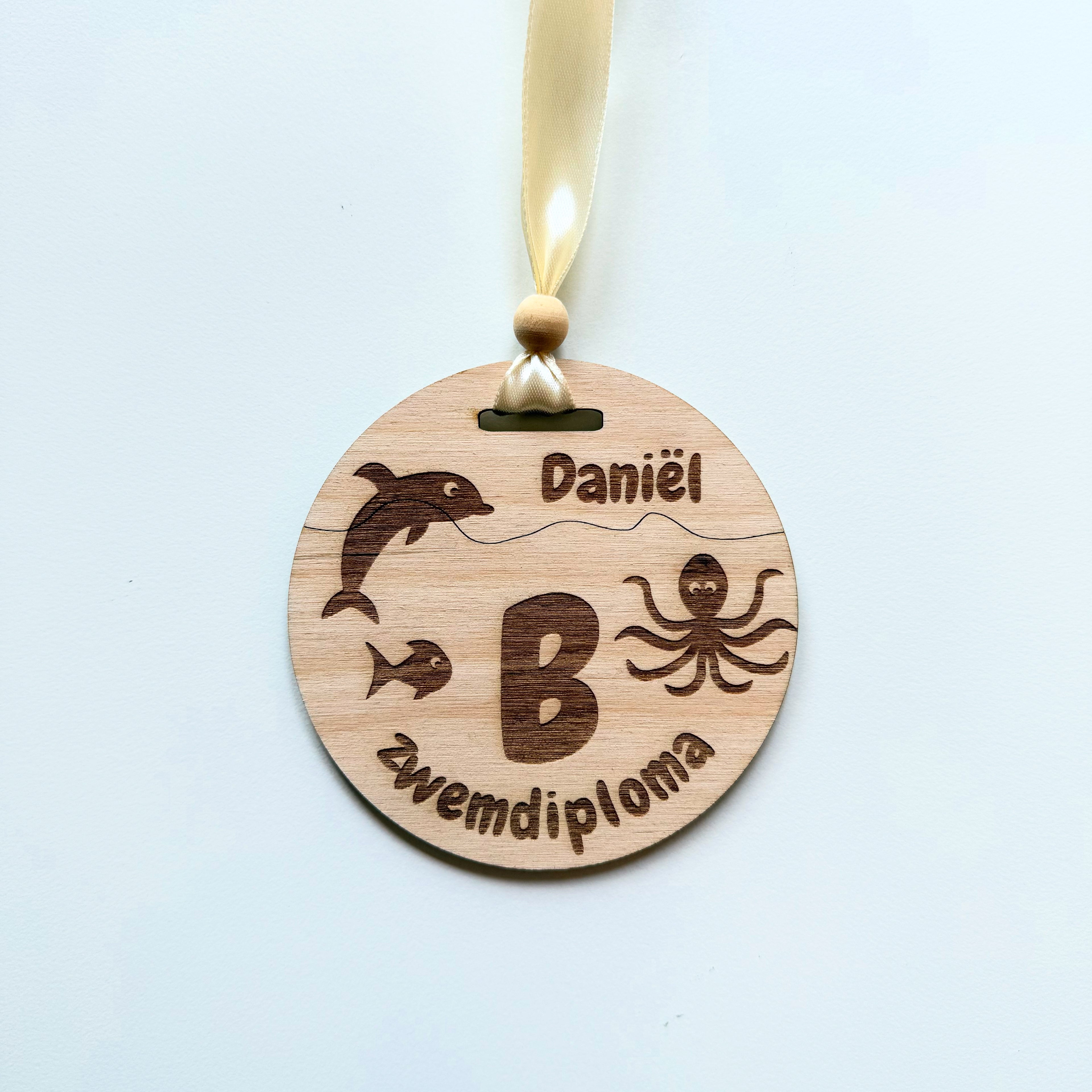 Houten zwemdiploma A B en C medaille met naam