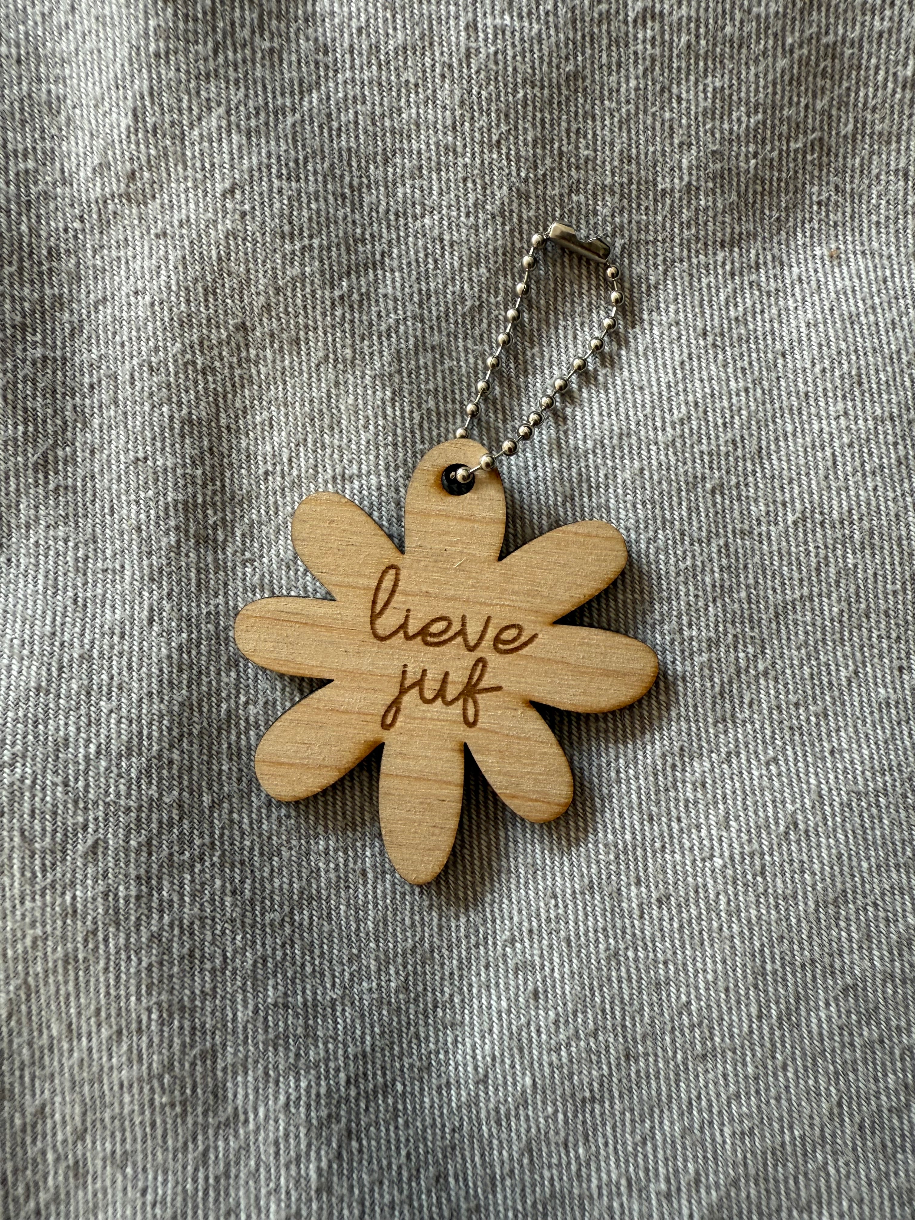 Sleutelhanger of tashanger bloem met lieve juf