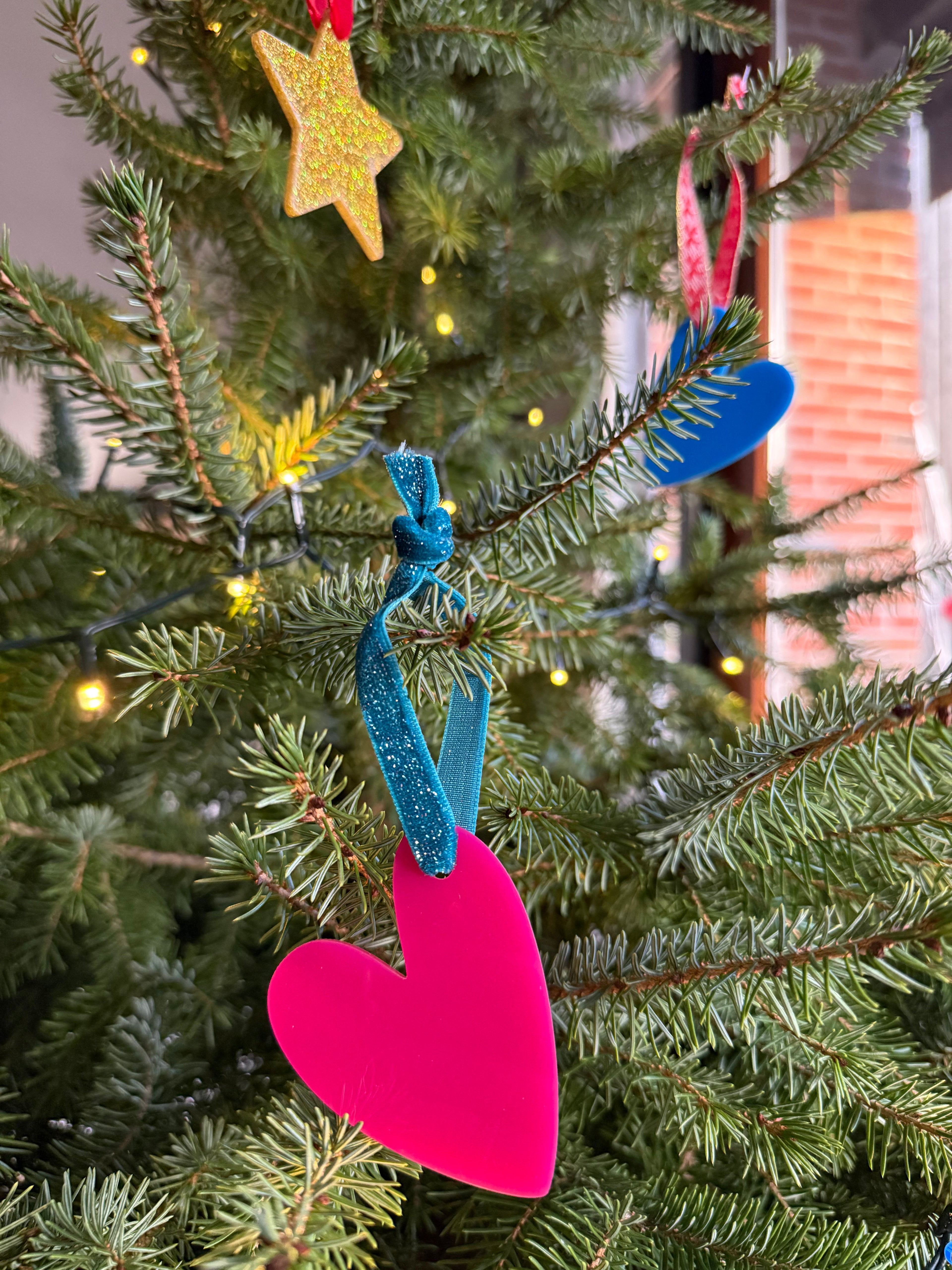 1 + 1 gratis: Vrolijke kersthangers diverse kleuren en vormen