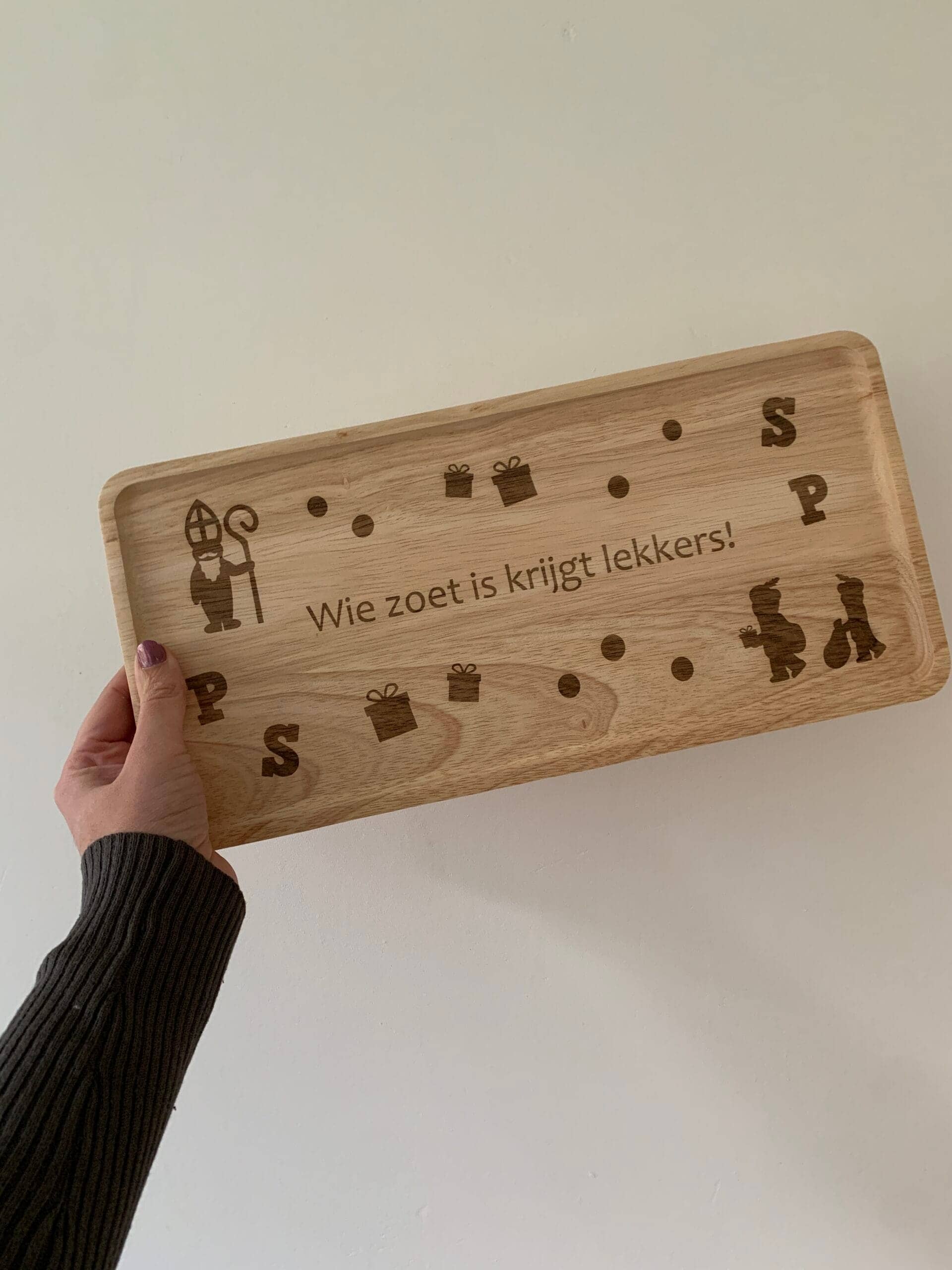 Borrelplank met opstaande rand met tekst naar keuze