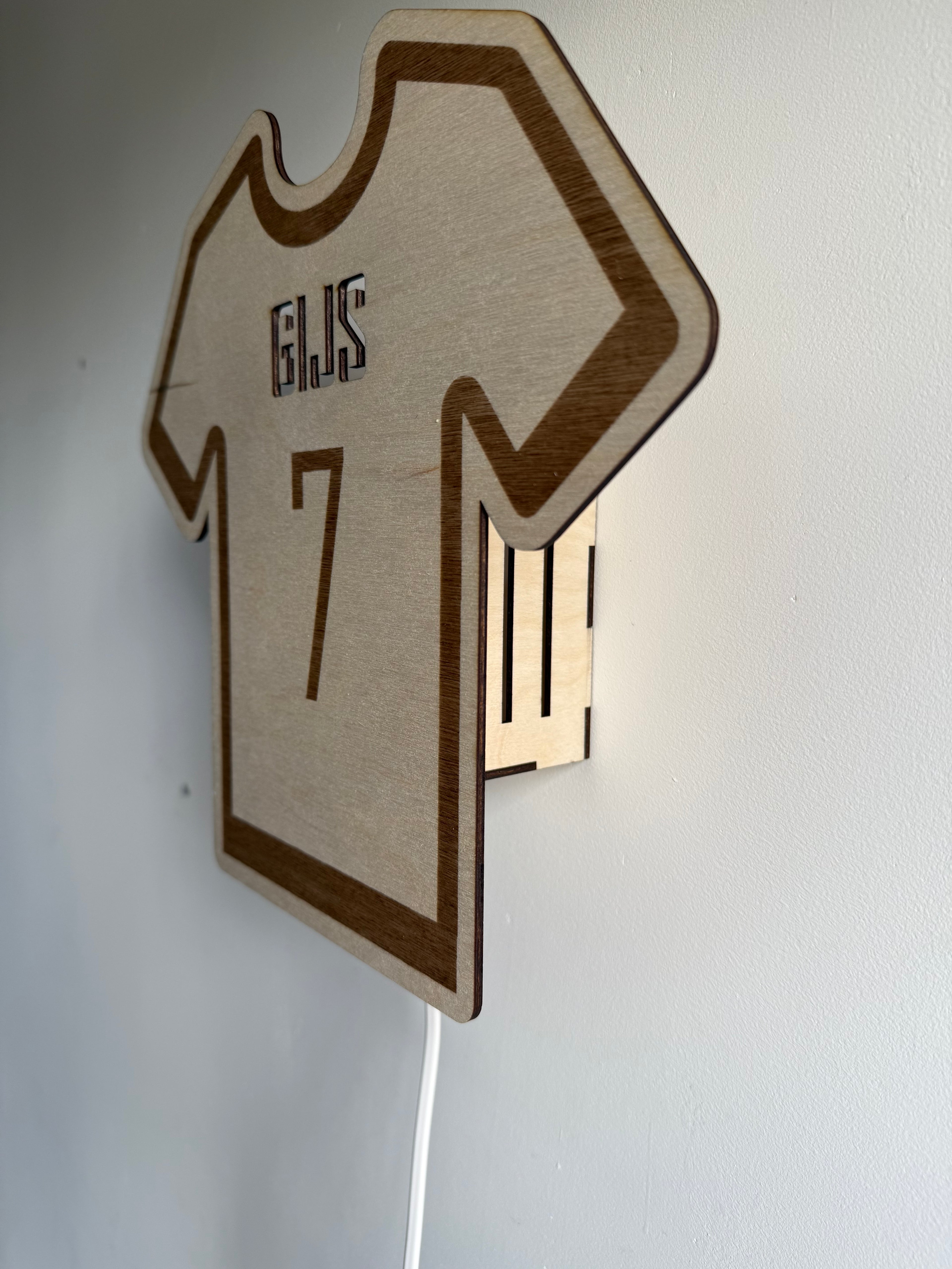 Houten wandlamp voetbalshirt - gepersonaliseerd met naam en rugnummer