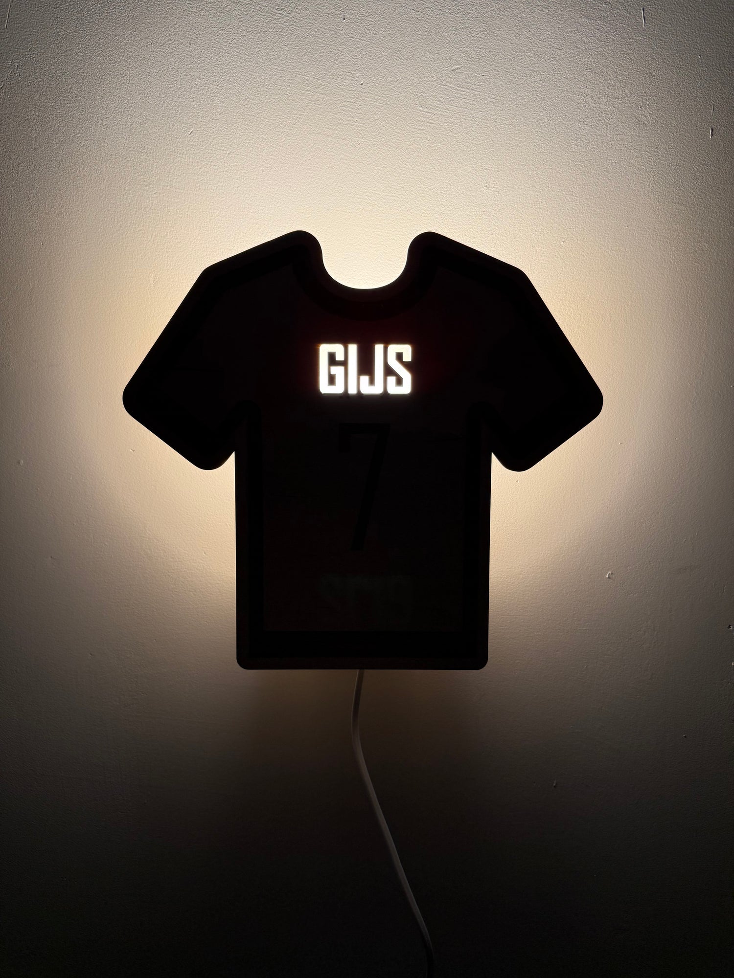 Houten wandlamp voetbalshirt - gepersonaliseerd met naam en rugnummer