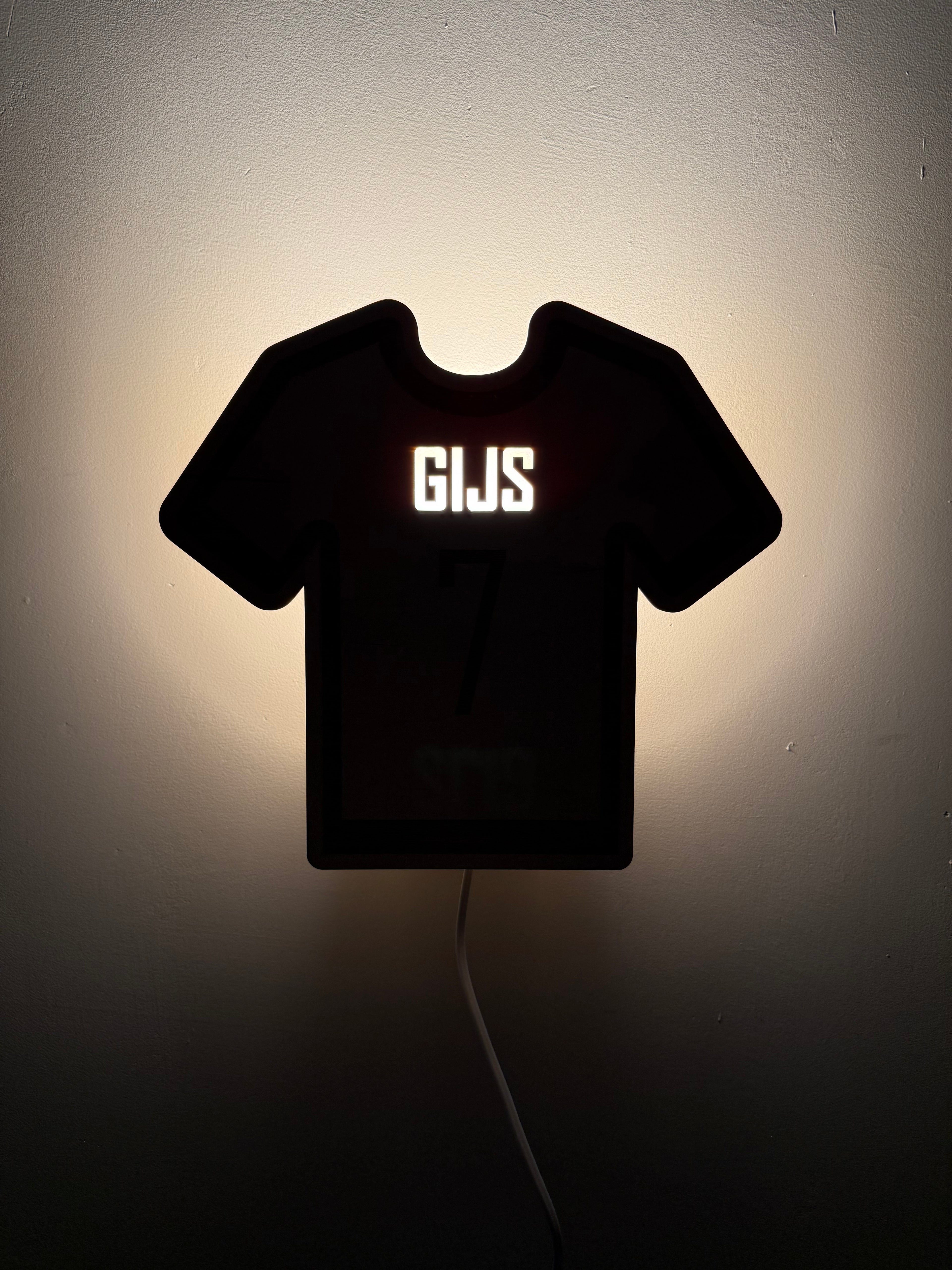 Houten wandlamp voetbalshirt - gepersonaliseerd met naam en rugnummer