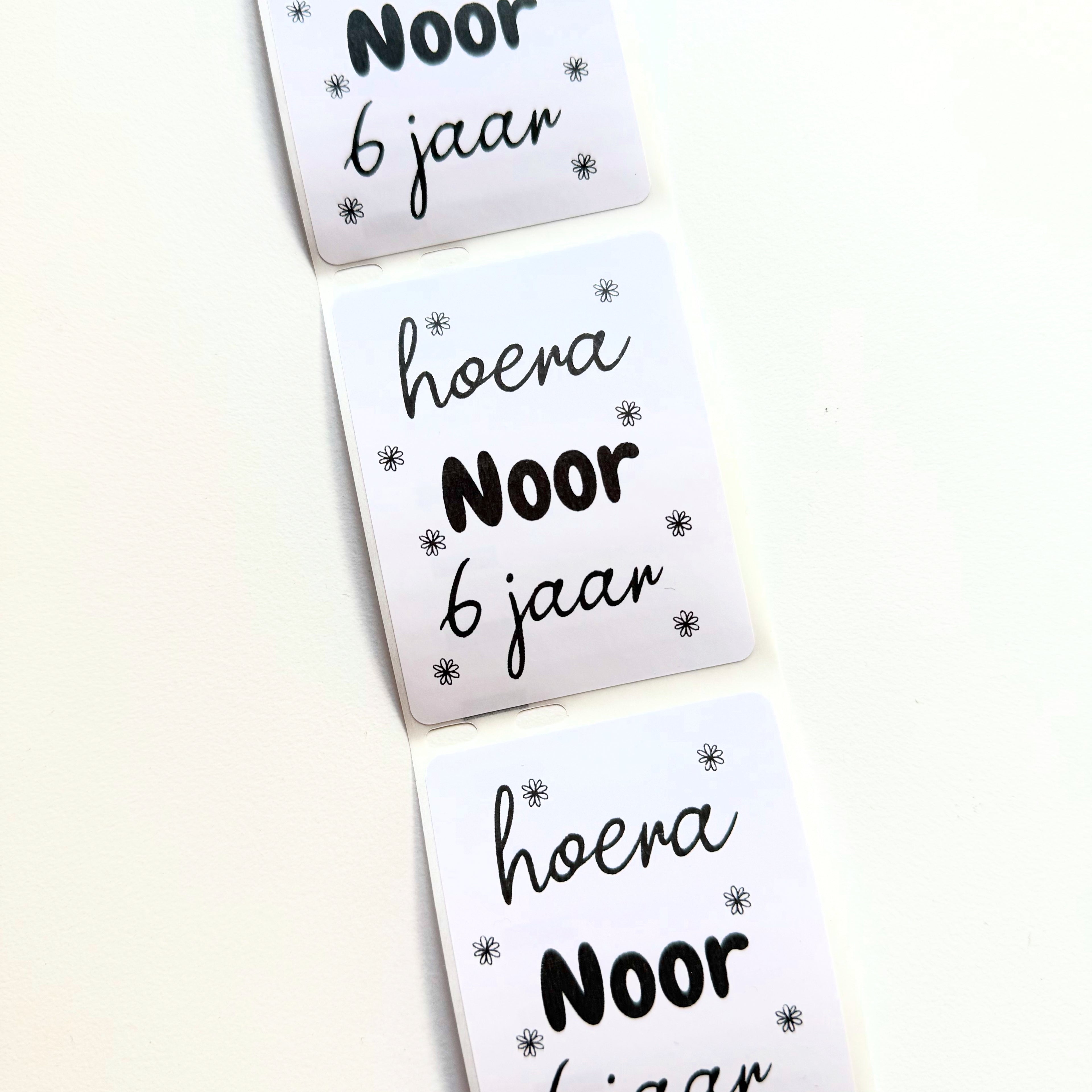 Bloemetjes traktatiestickers met naam