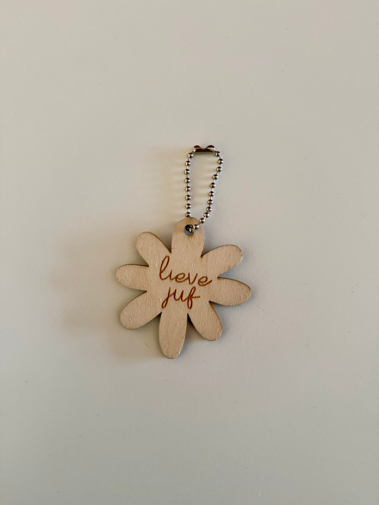 Sleutelhanger of tashanger bloem met lieve juf