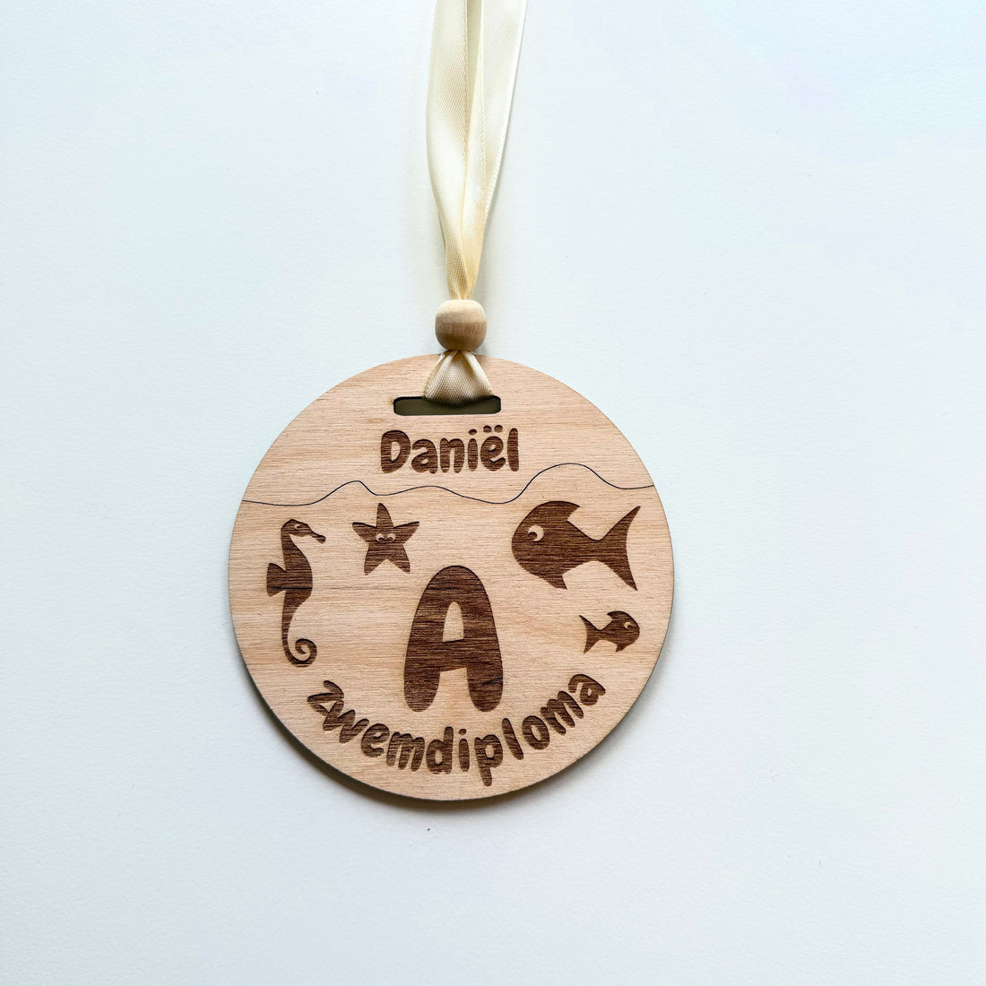 Houten zwemdiploma A B en C medaille met naam