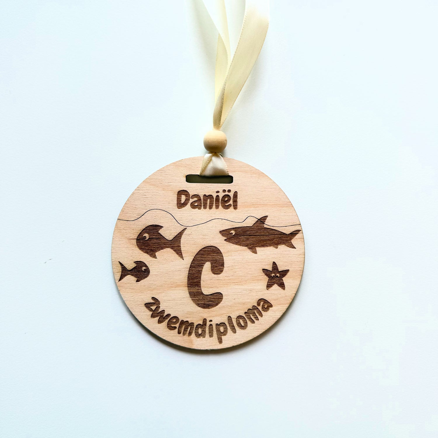 Houten zwemdiploma A B en C medaille met naam
