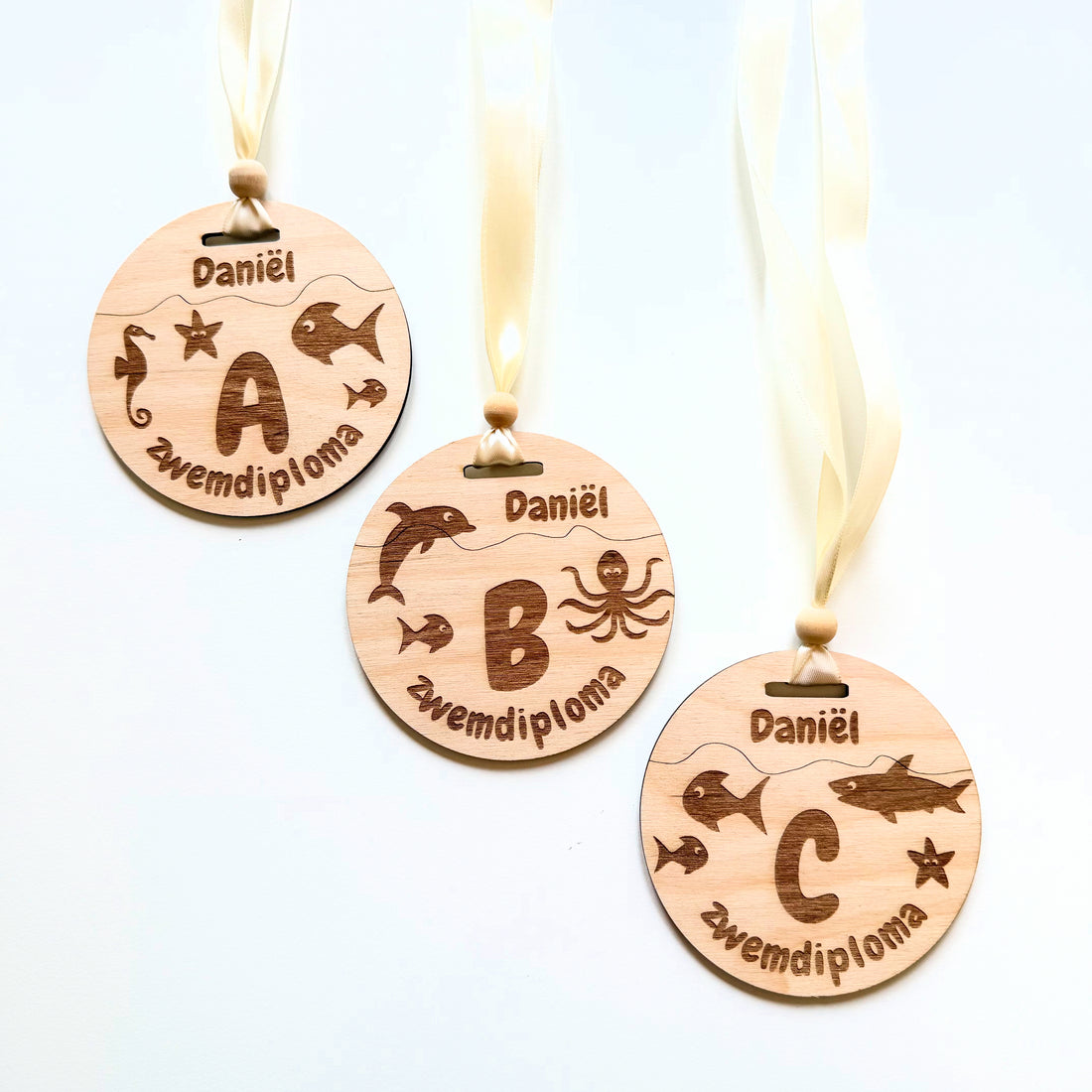 Houten zwemdiploma A B en C medaille met naam