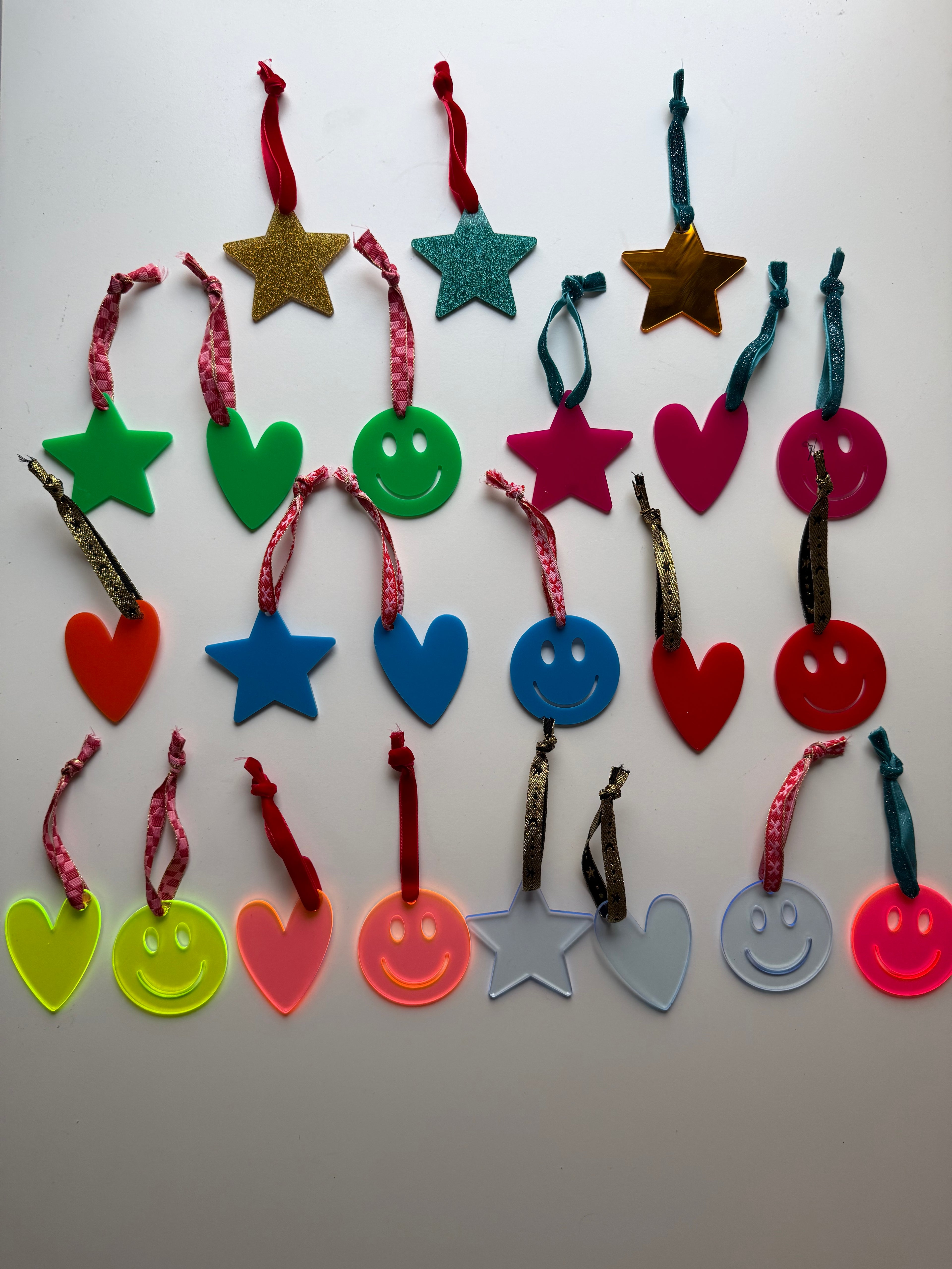 1 + 1 gratis: Vrolijke kersthangers diverse kleuren en vormen