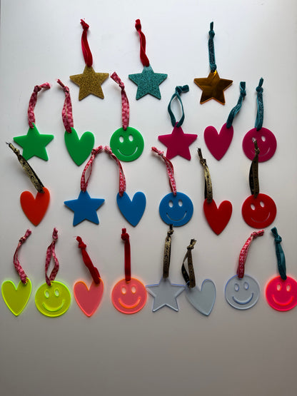 1 + 1 gratis: Vrolijke kersthangers diverse kleuren en vormen