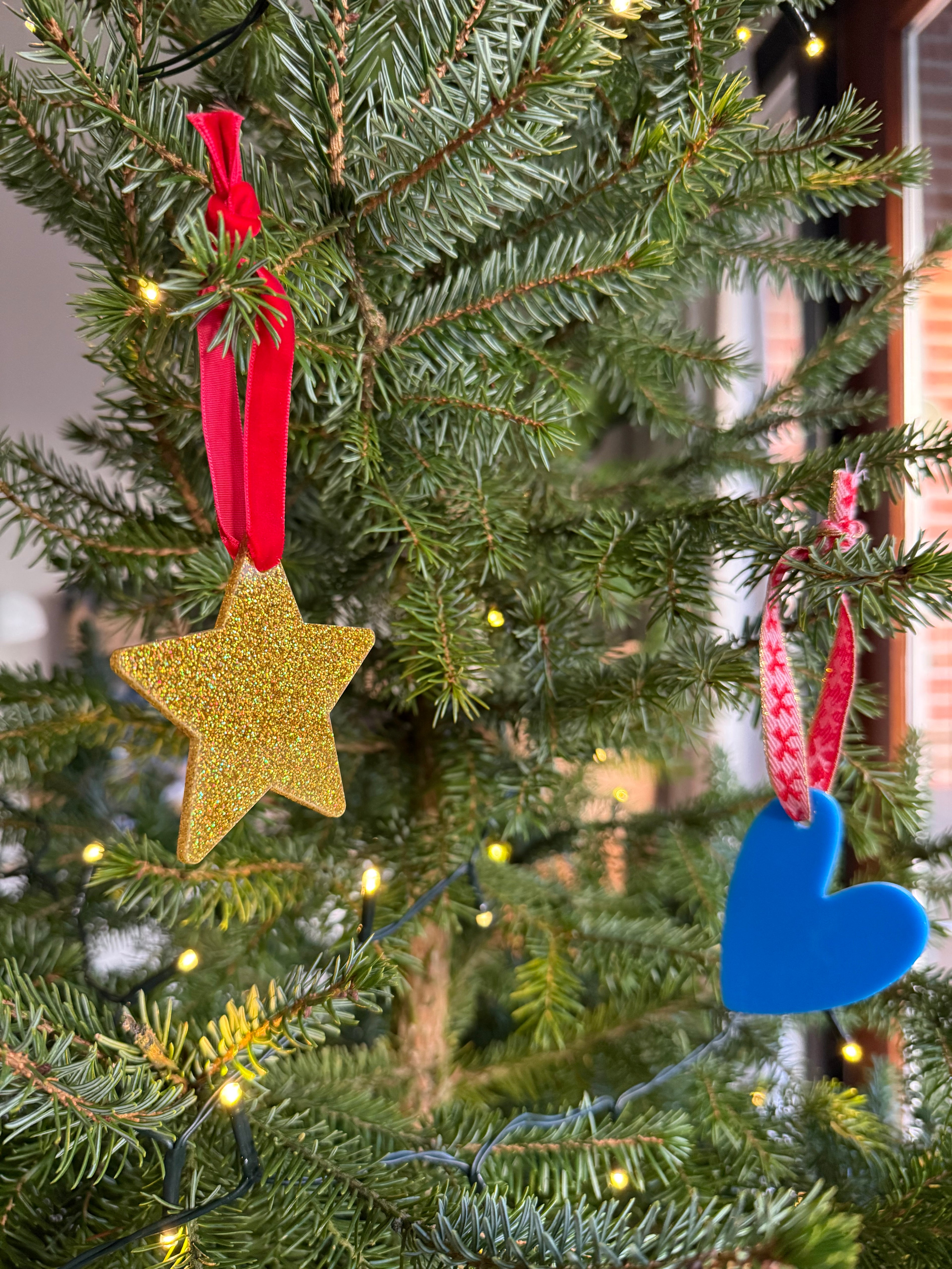 1 + 1 gratis: Vrolijke kersthangers diverse kleuren en vormen