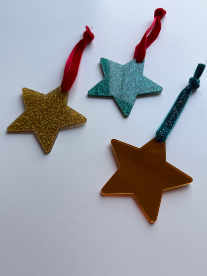 1 + 1 gratis: Vrolijke kersthangers diverse kleuren en vormen