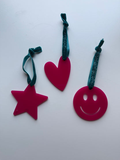 1 + 1 gratis: Vrolijke kersthangers diverse kleuren en vormen