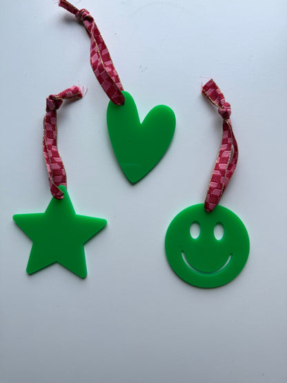 1 + 1 gratis: Vrolijke kersthangers diverse kleuren en vormen