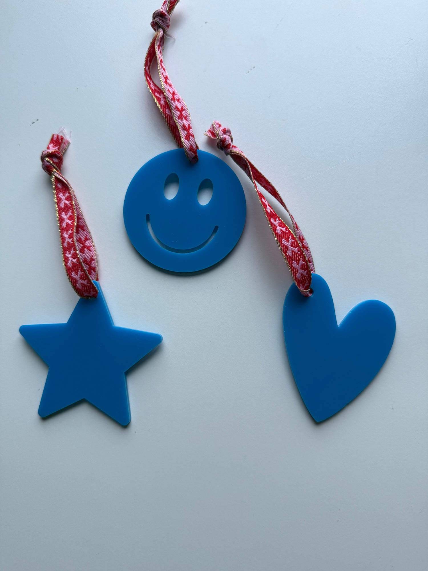 1 + 1 gratis: Vrolijke kersthangers diverse kleuren en vormen