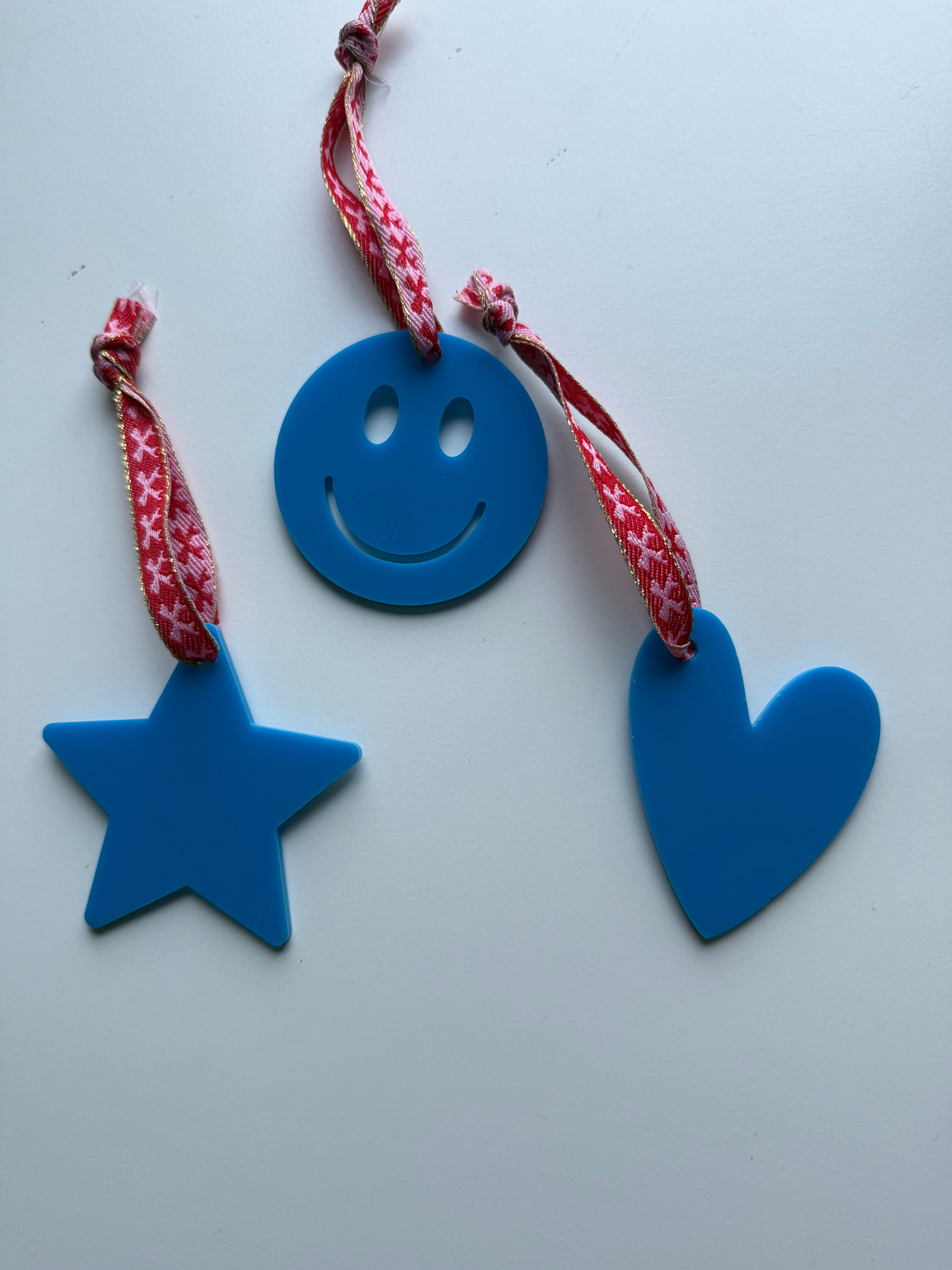 1 + 1 gratis: Vrolijke kersthangers diverse kleuren en vormen