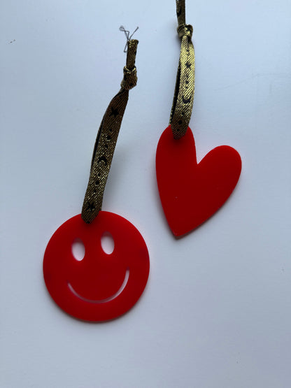 1 + 1 gratis: Vrolijke kersthangers diverse kleuren en vormen