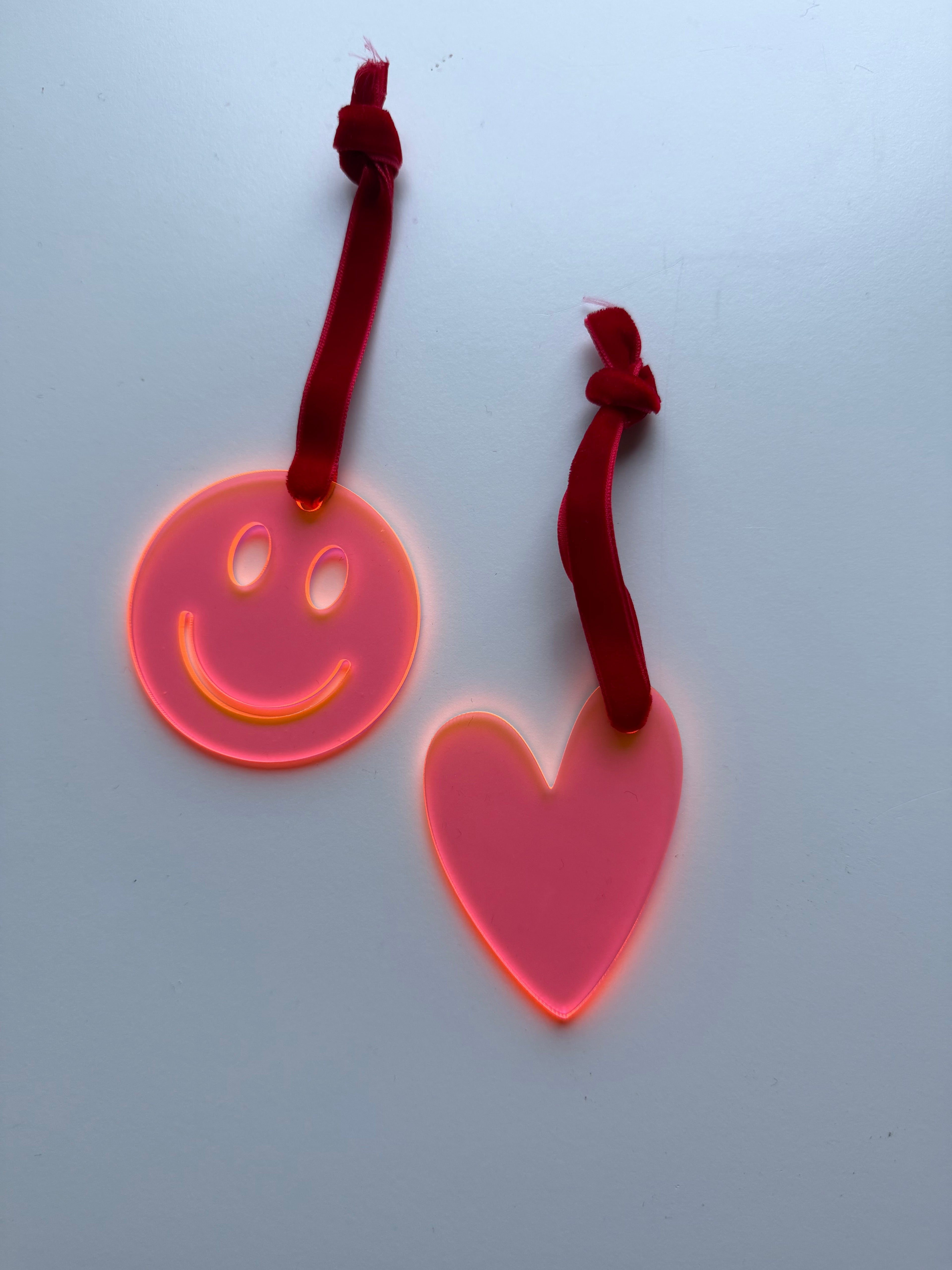 1 + 1 gratis: Vrolijke kersthangers diverse kleuren en vormen