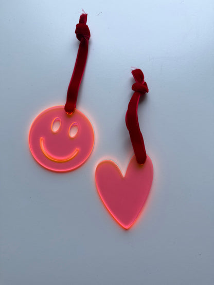 1 + 1 gratis: Vrolijke kersthangers diverse kleuren en vormen