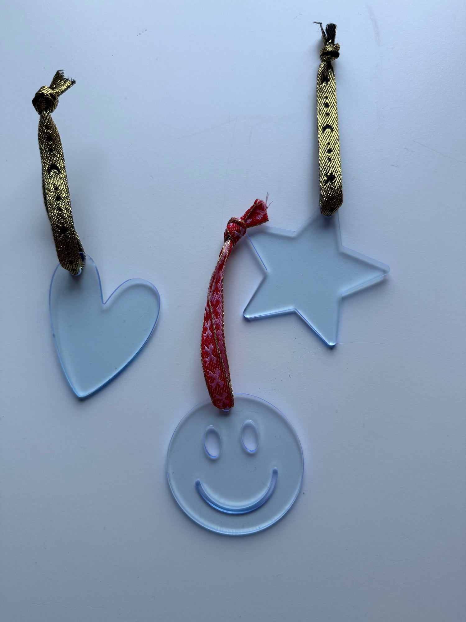 1 + 1 gratis: Vrolijke kersthangers diverse kleuren en vormen