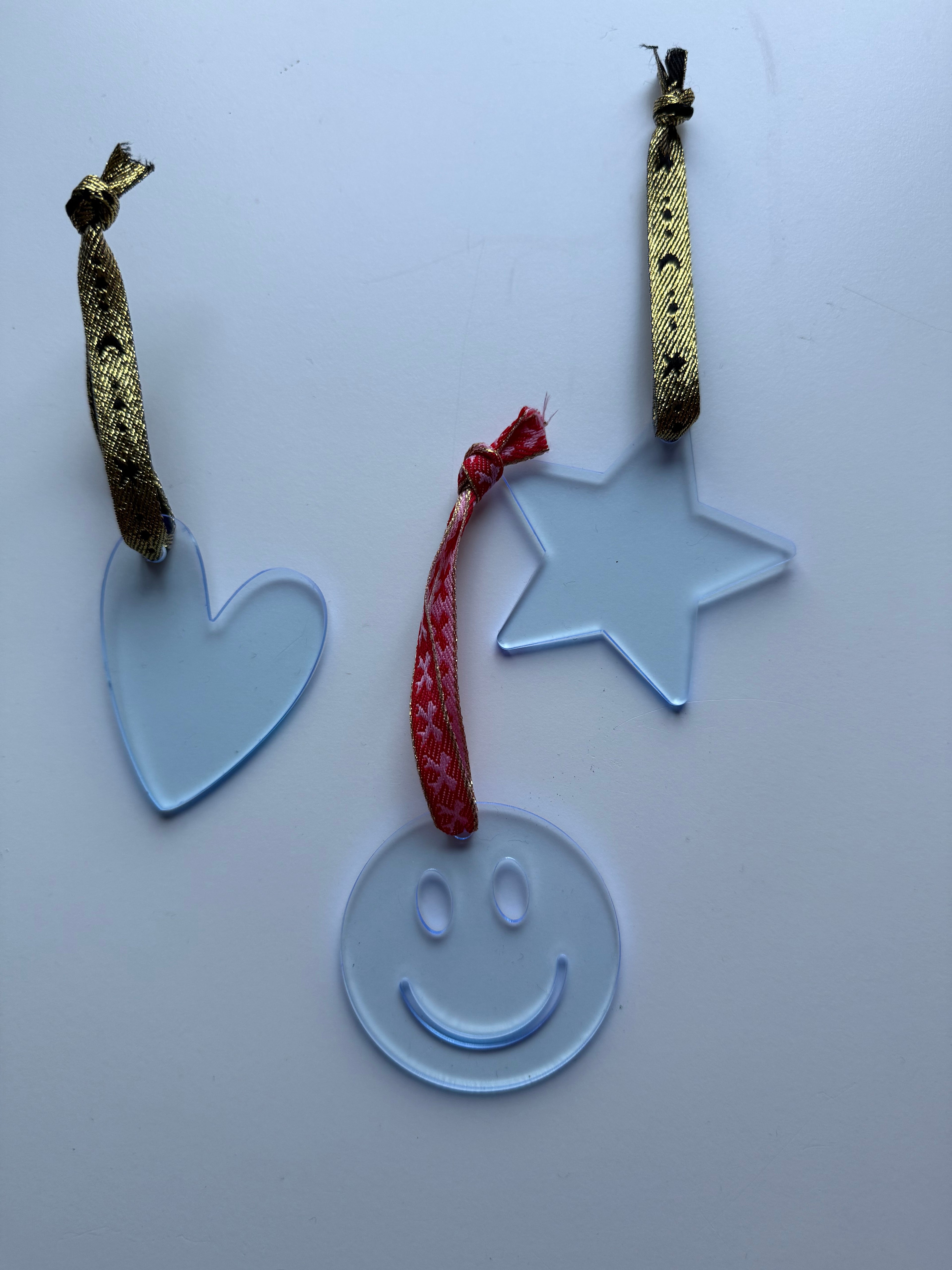 1 + 1 gratis: Vrolijke kersthangers diverse kleuren en vormen