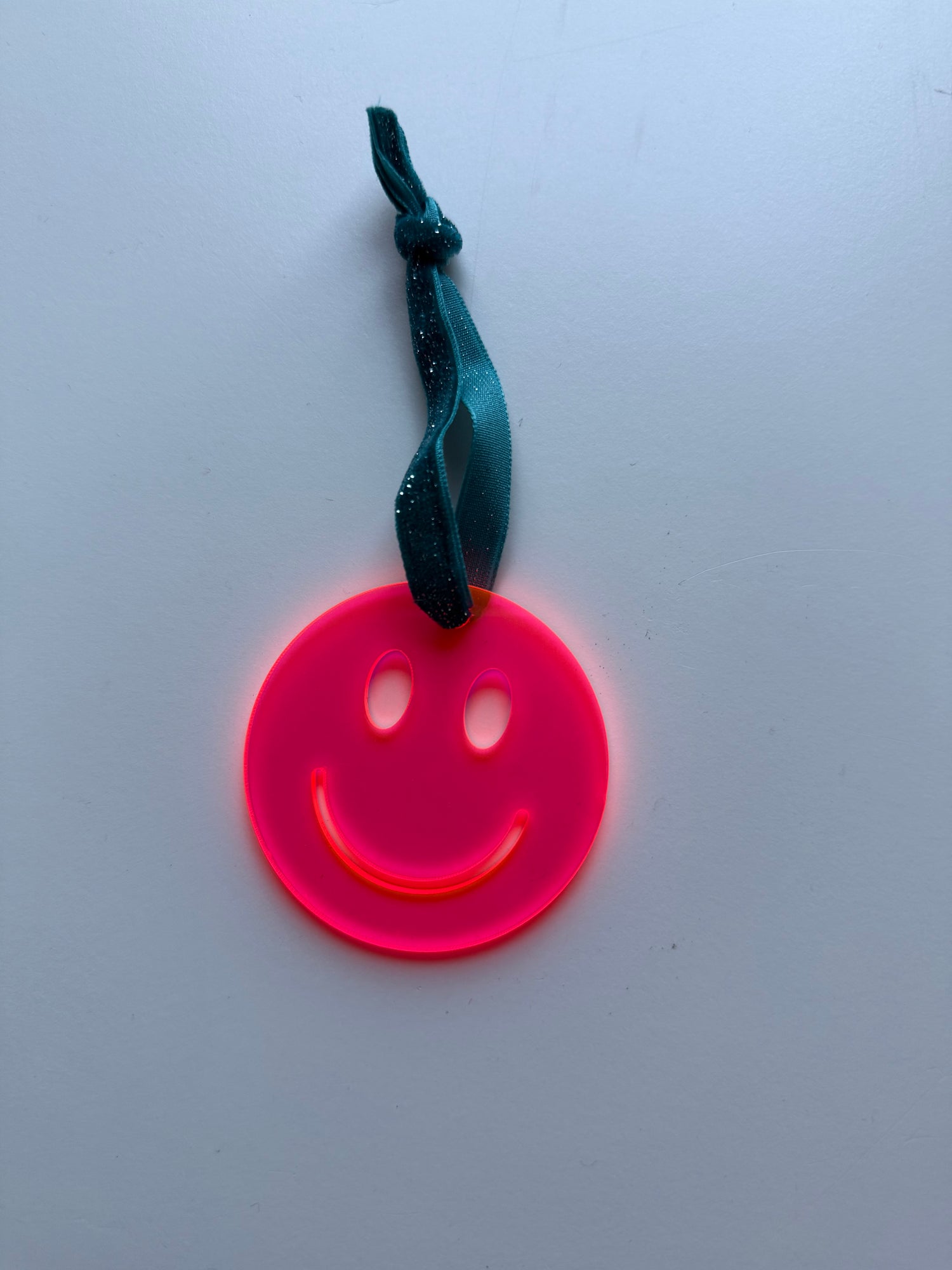 1 + 1 gratis: Vrolijke kersthangers diverse kleuren en vormen