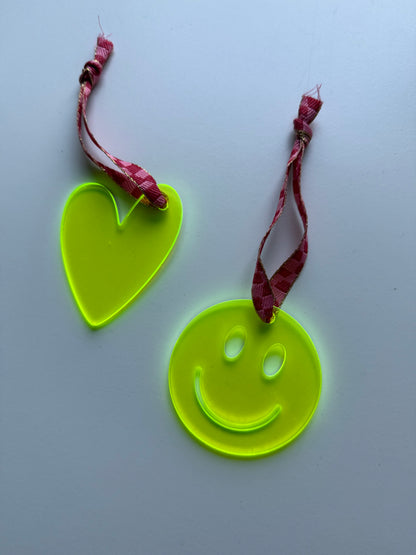 1 + 1 gratis: Vrolijke kersthangers diverse kleuren en vormen