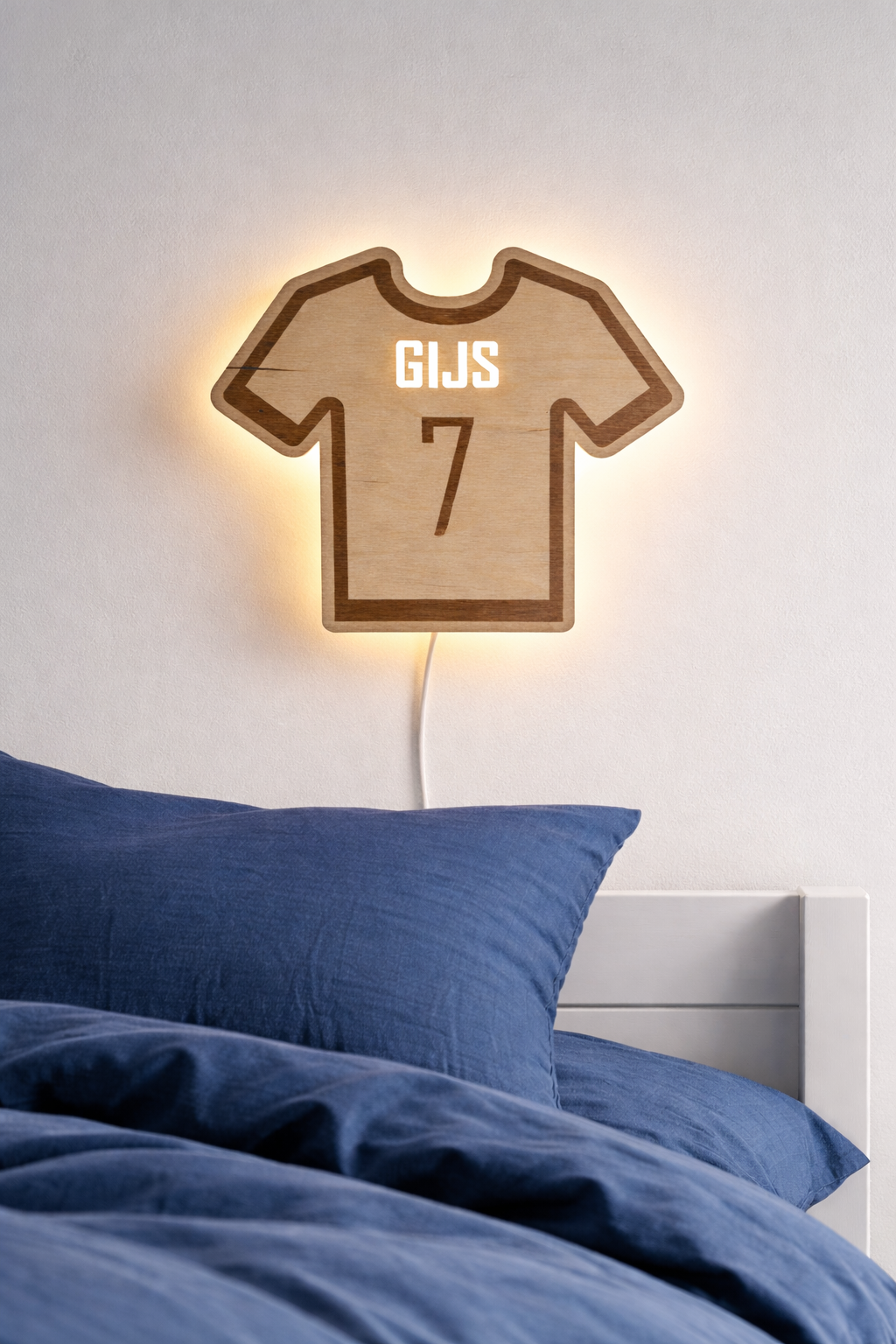 Houten wandlamp voetbalshirt - gepersonaliseerd met naam en rugnummer